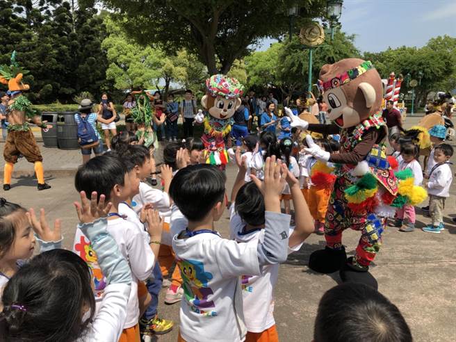 動物派對將園內打造成現實版馬達加斯加。 六福村/提供