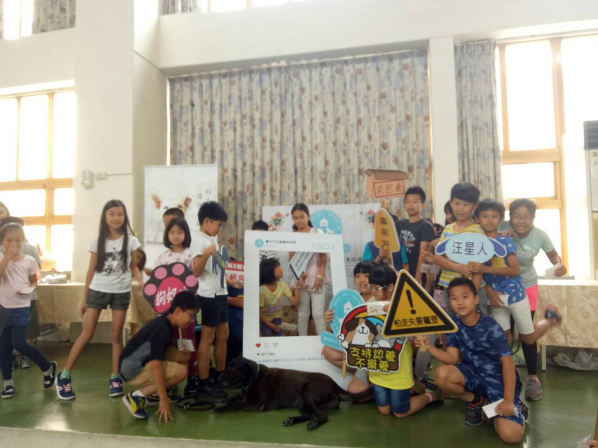 許多國小學童參加「挺挺動物校園共創展」學習正確的動保觀念。 台中動保處/提供