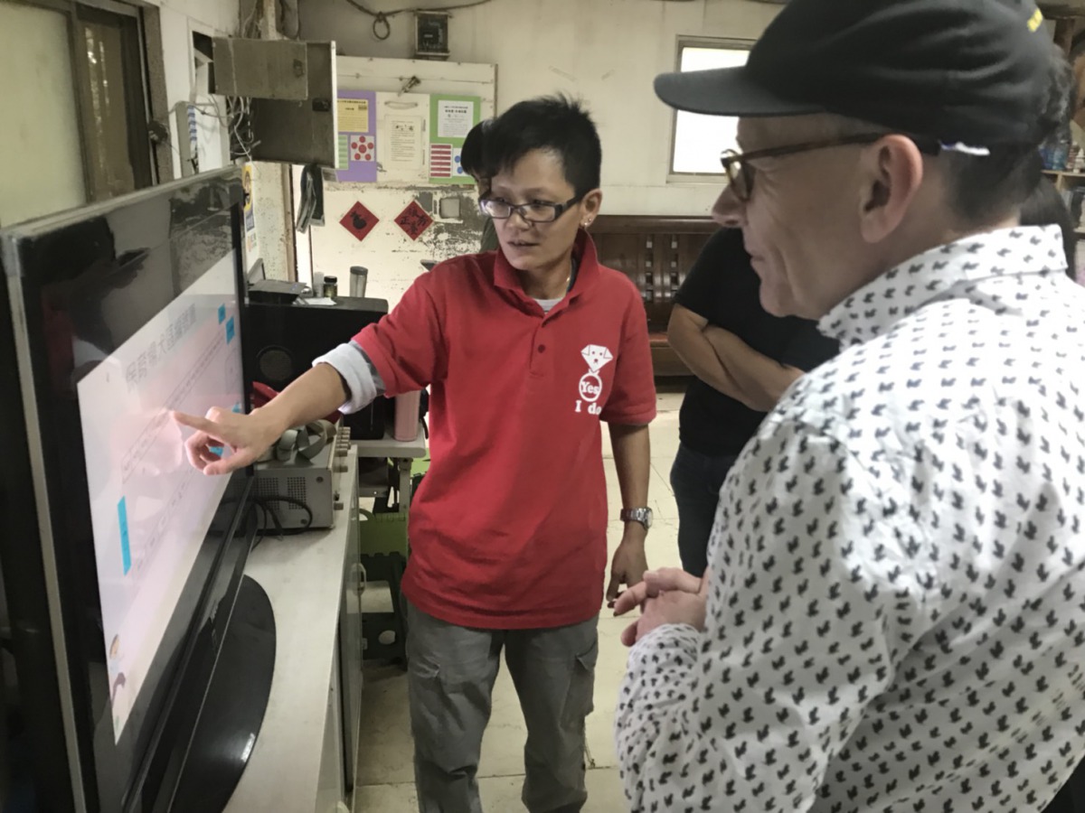 保育員向Clive D. L. Wynne教授介紹保育場內的每一個犬區。 姚崇仁/攝