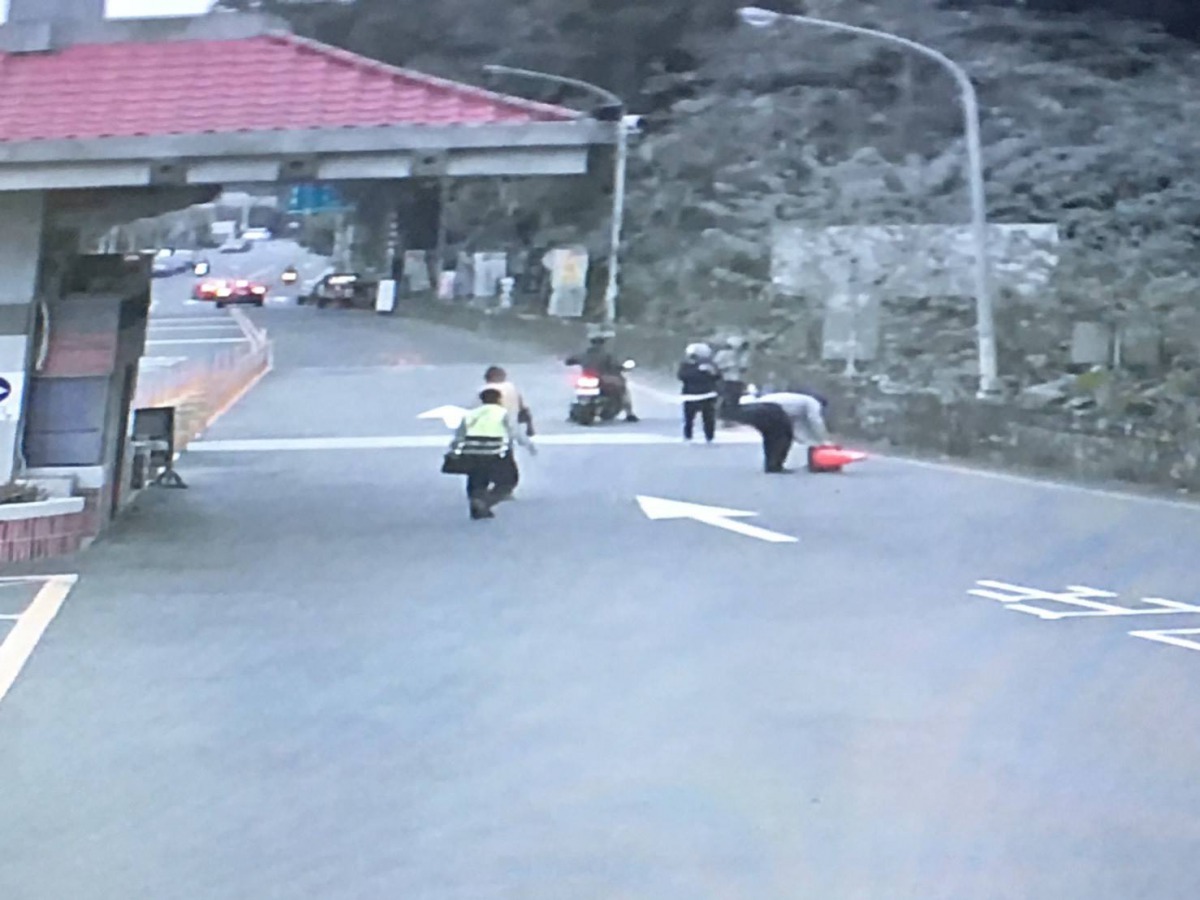 保七員警上前將穿山甲移至安全的地方並疏導交通。 保七總隊/提供