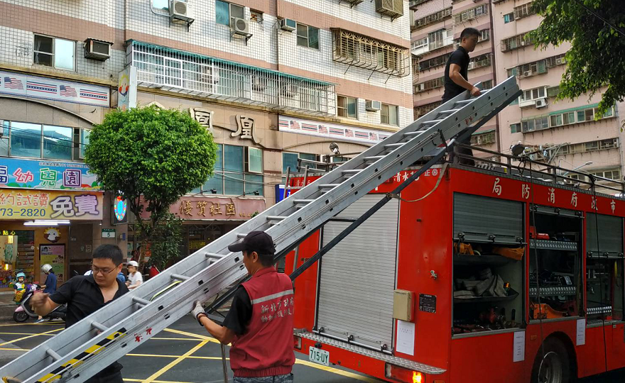 為救援受困大排水溝的鴨子，動保處請求附近消防隊支援長梯。 新北市動保處/提供