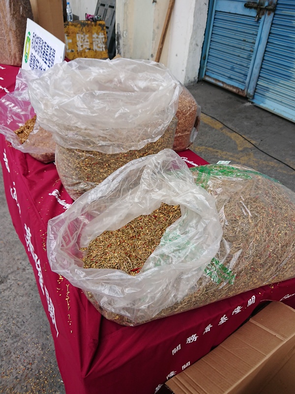 利用辣椒絲想掩蓋問到仍逃不過緝菸犬的鼻子。 基隆關/提供