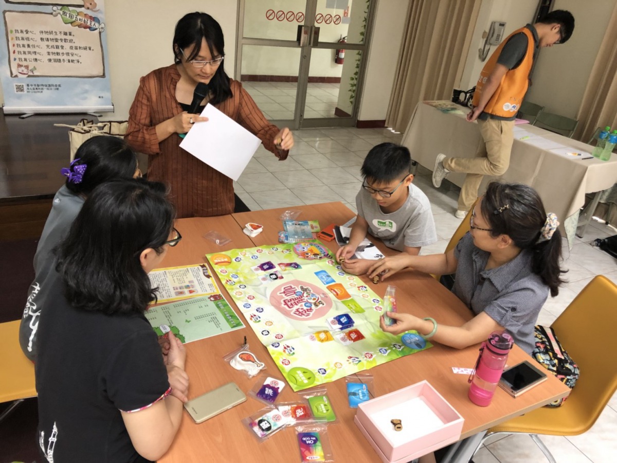 大人與小孩一起一邊玩桌遊，一邊學習生命教育。 台中市動保處/提供
