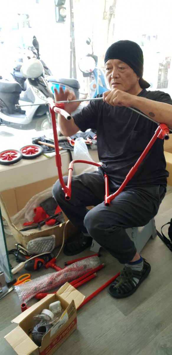 製作寵物輪椅長達15年的赤木義和，從日本帶材料到台灣製作「太陽餅」專屬輪椅。 高雄市關懷流浪動物協會/提供