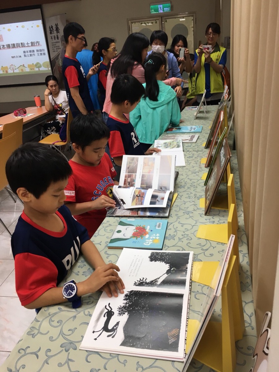 小朋友們認真看著跟動保有關的繪本。 台中市動保處/提供