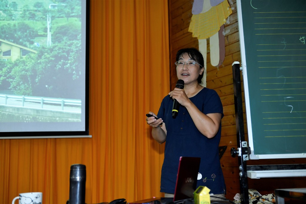 台灣石虎保育協會陳美汀理事長向民眾介紹石虎的生態以及所面臨到的危機。 苗栗縣政府/提供