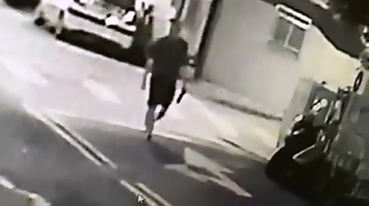 民眾提供的監視器畫面拍到手裡拿著保溫瓶的嫌犯。 截自TNR協會影片