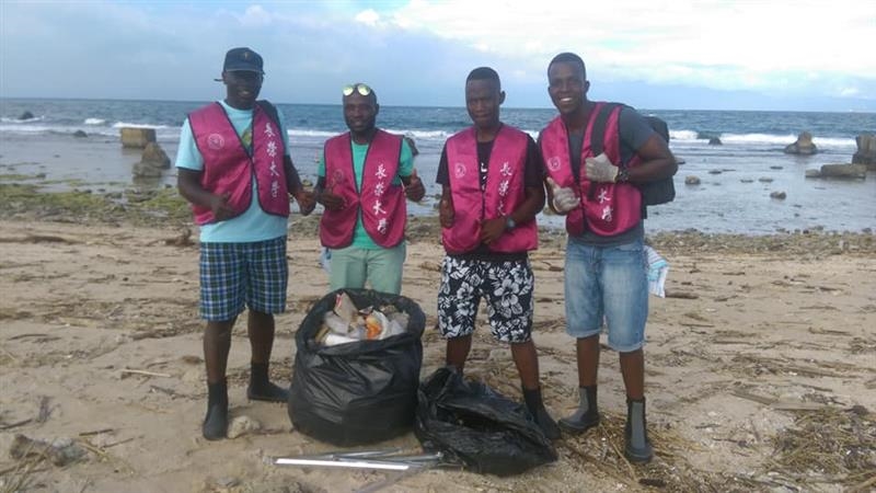 4名來自烏干達和坦尚尼亞的國際學生，在小琉球海邊從事1個多月的淨灘活動。 長榮大學/提供