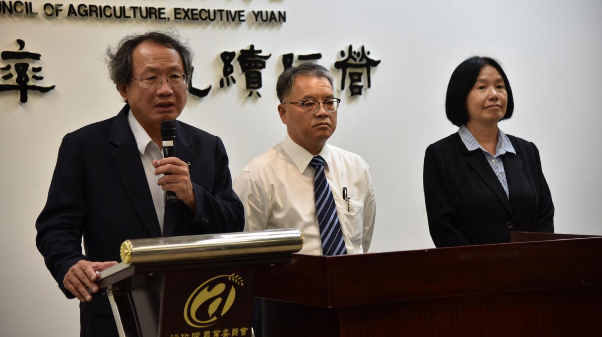 農委會副主委黃金城(左)、防檢局副局長施泰華(中)、家畜所所長杜文珍(右)說明如何預防非洲瘟疫。 農委會/提供