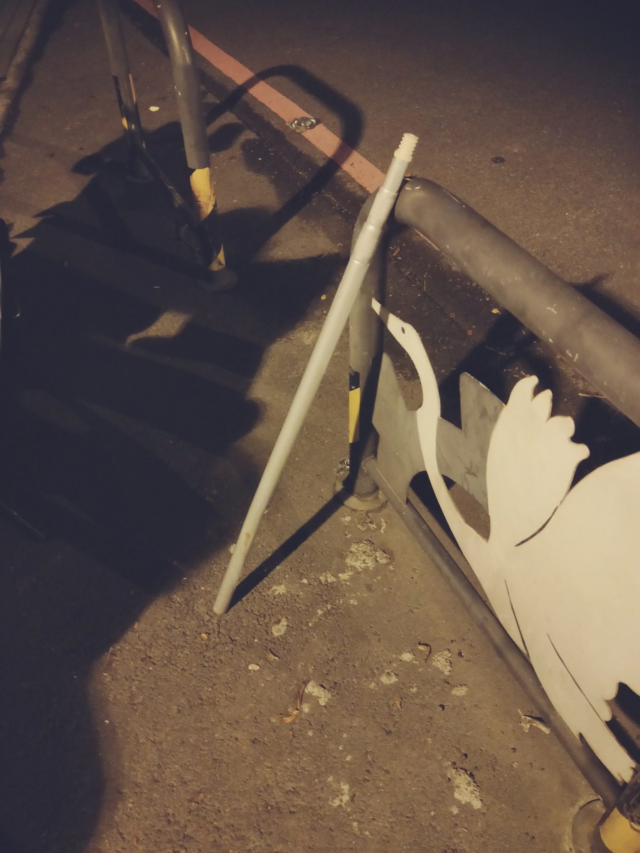 謝姓男子揮打浪犬時所持的棍棒。 台北市動保處/提供