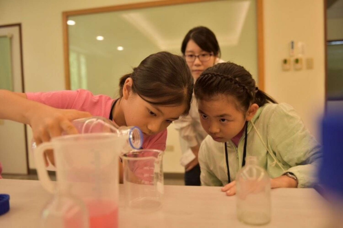 學童們實際體驗動物疫苗的製作過程。 新竹市動保所/提供