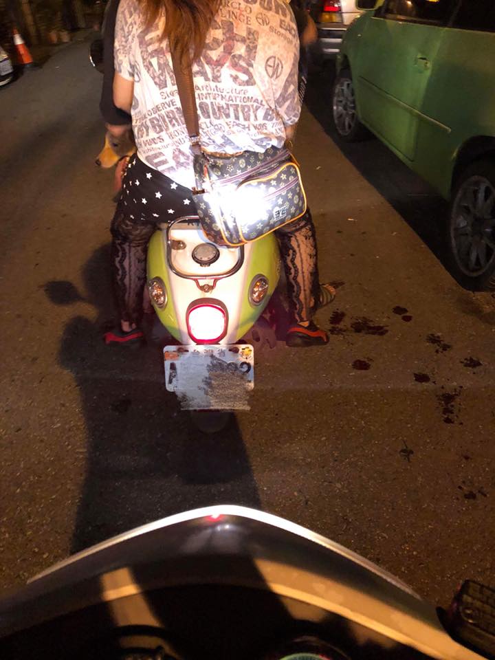 許姓男子被熱心民眾勸阻後才讓黃金獵犬上腳踏板，一旁可以看到血跡斑斑。黃姓志工/提供