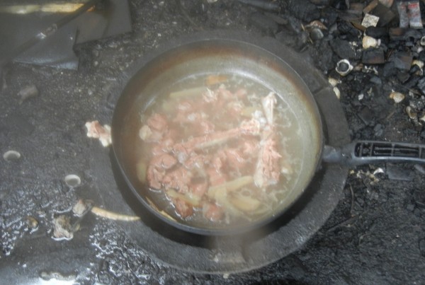 愛媽們在廢棄工寮內發現1鍋疑似用狗肉所做成的湯。 王姓愛媽/提供