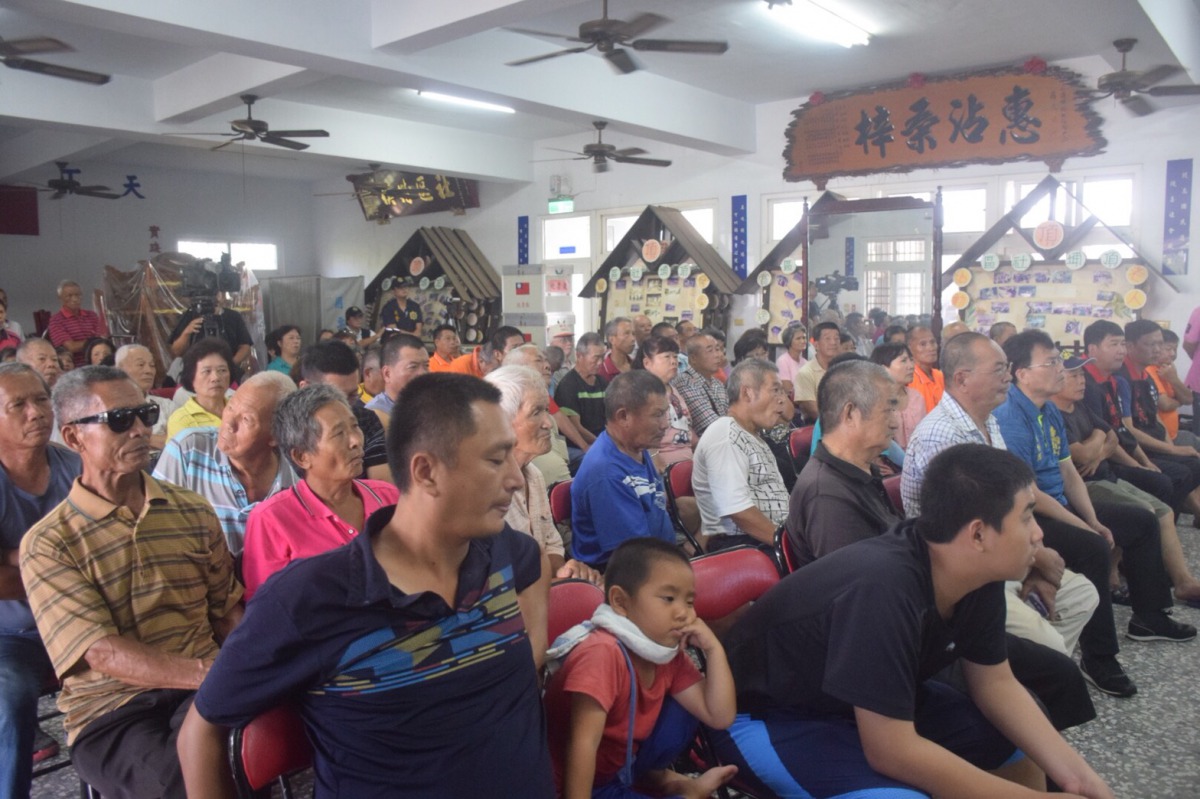 上百位頂埔村村民出席說明會，來了解土地的未來規劃。 姚崇仁/報導