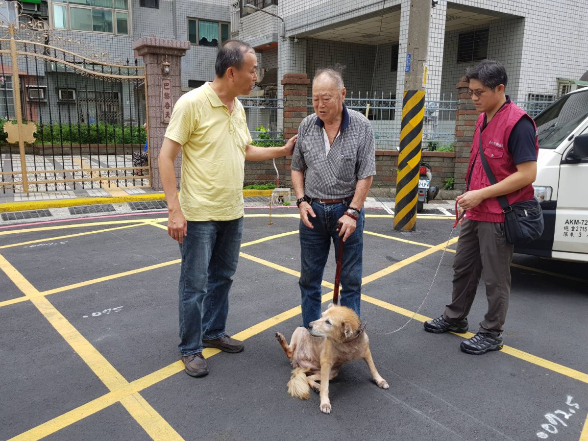 新北市動保處處長陳淵泉到劉老伯伯住家關心。 新北市動保處/提供