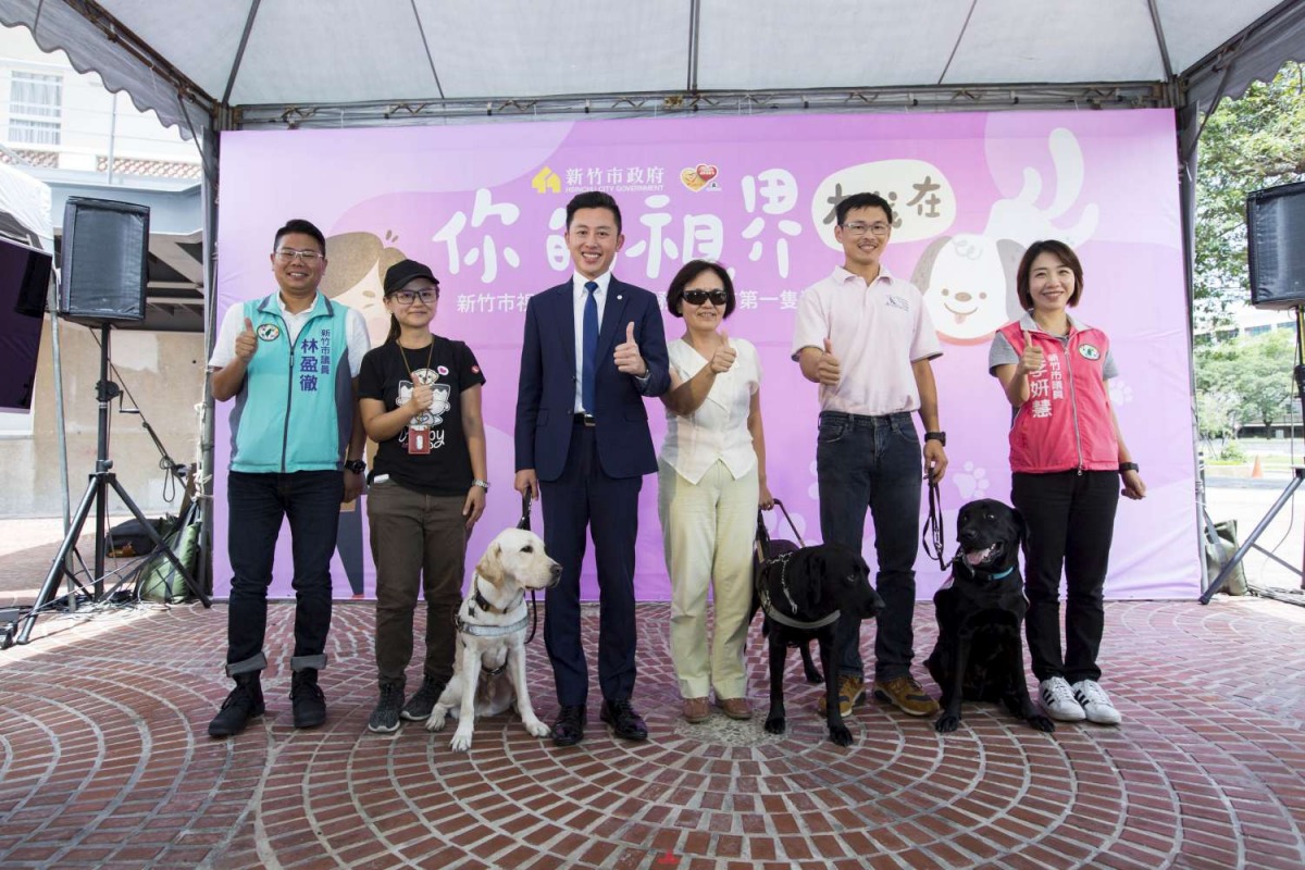 視障者小榛與導盲犬「Ivan」(中)，和其他導盲犬。 新竹市政府/提供