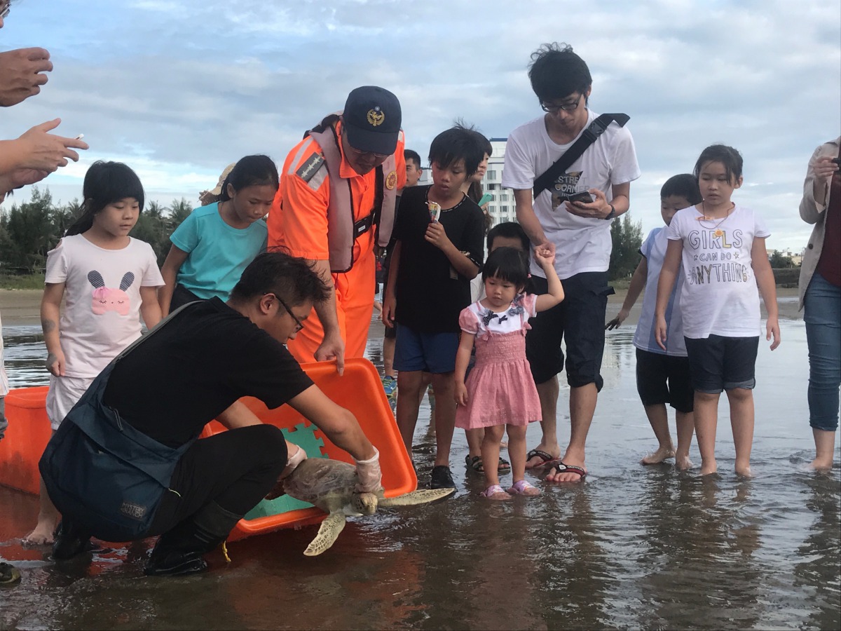 海生館與海巡署聯合進行野放作業。 海生館/提供