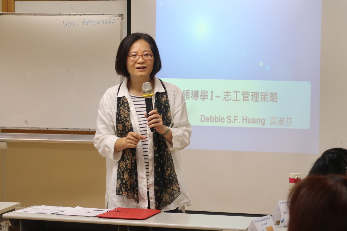 台灣志願服務國際交流協會黃淑芬秘書長教導志工領導學。 APA唐玉萱/攝