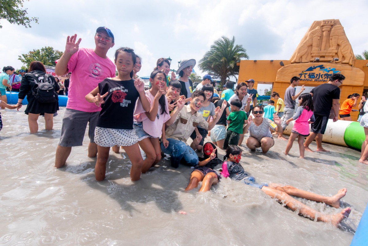 宥勝和參加民眾一起在泥漿中體驗犀牛滾泥巴的日常。 莊福文教基金會/提供