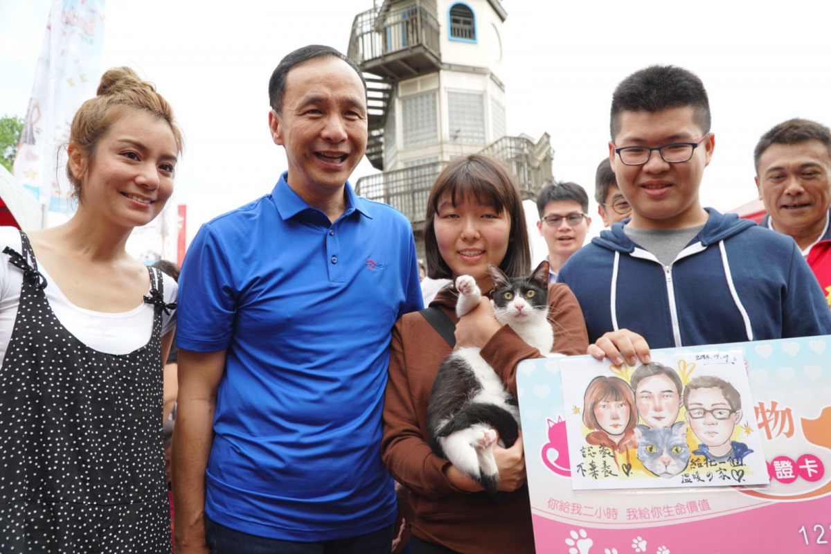 市長朱立倫、藝人莎莎與認養浪貓的民眾。 新北市動保處/提供