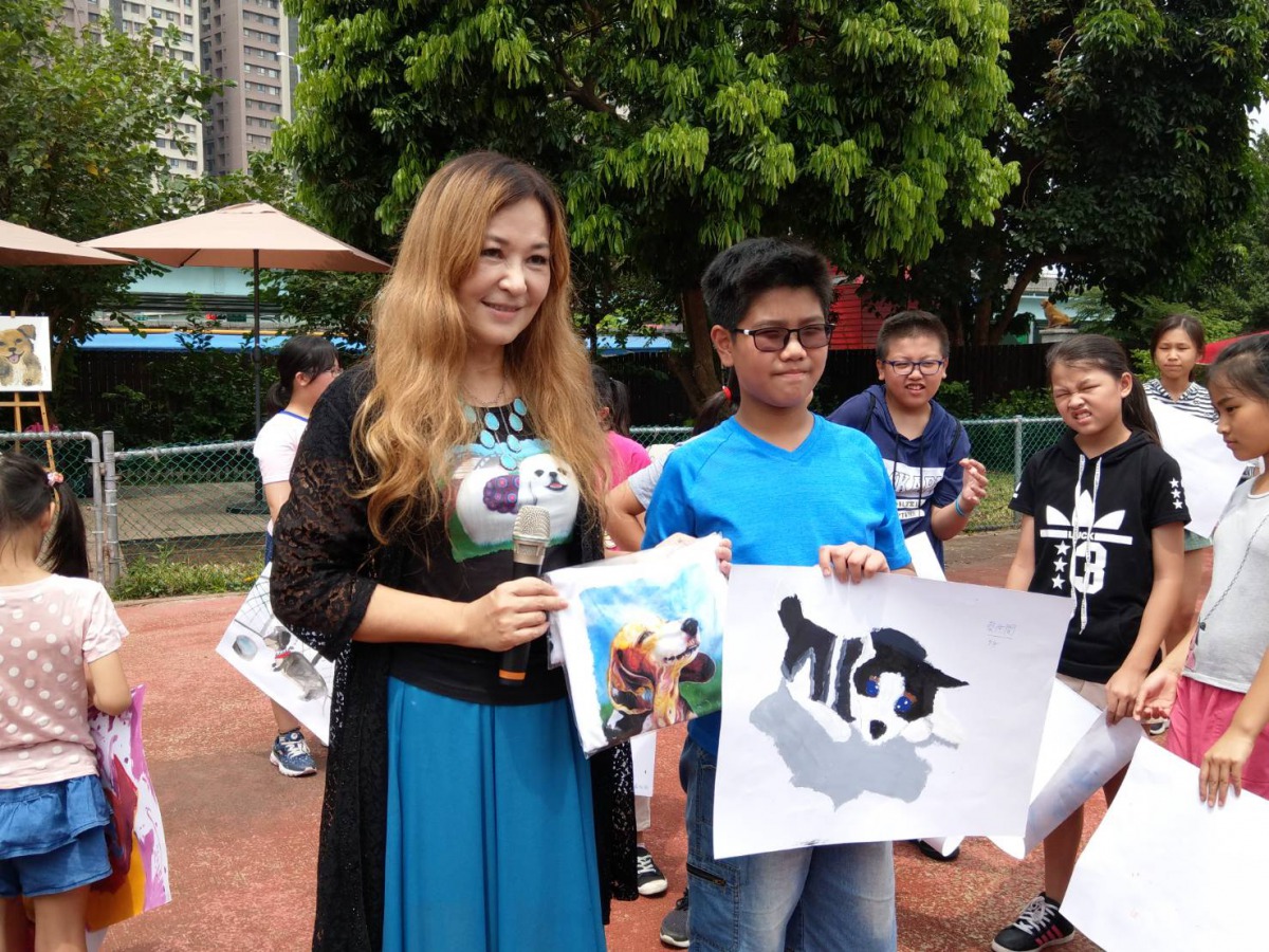 蔡仲閔同學畫動物之家公關犬「寇比」被張富美評選為優等作品。 新北市動保處/提供