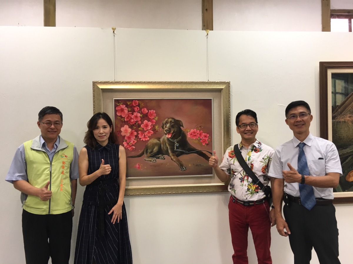 動保處長林儒良(左一)、畫家丸子(左二)與台中市收容所代言犬「KURO」。 台中市動保處/提供