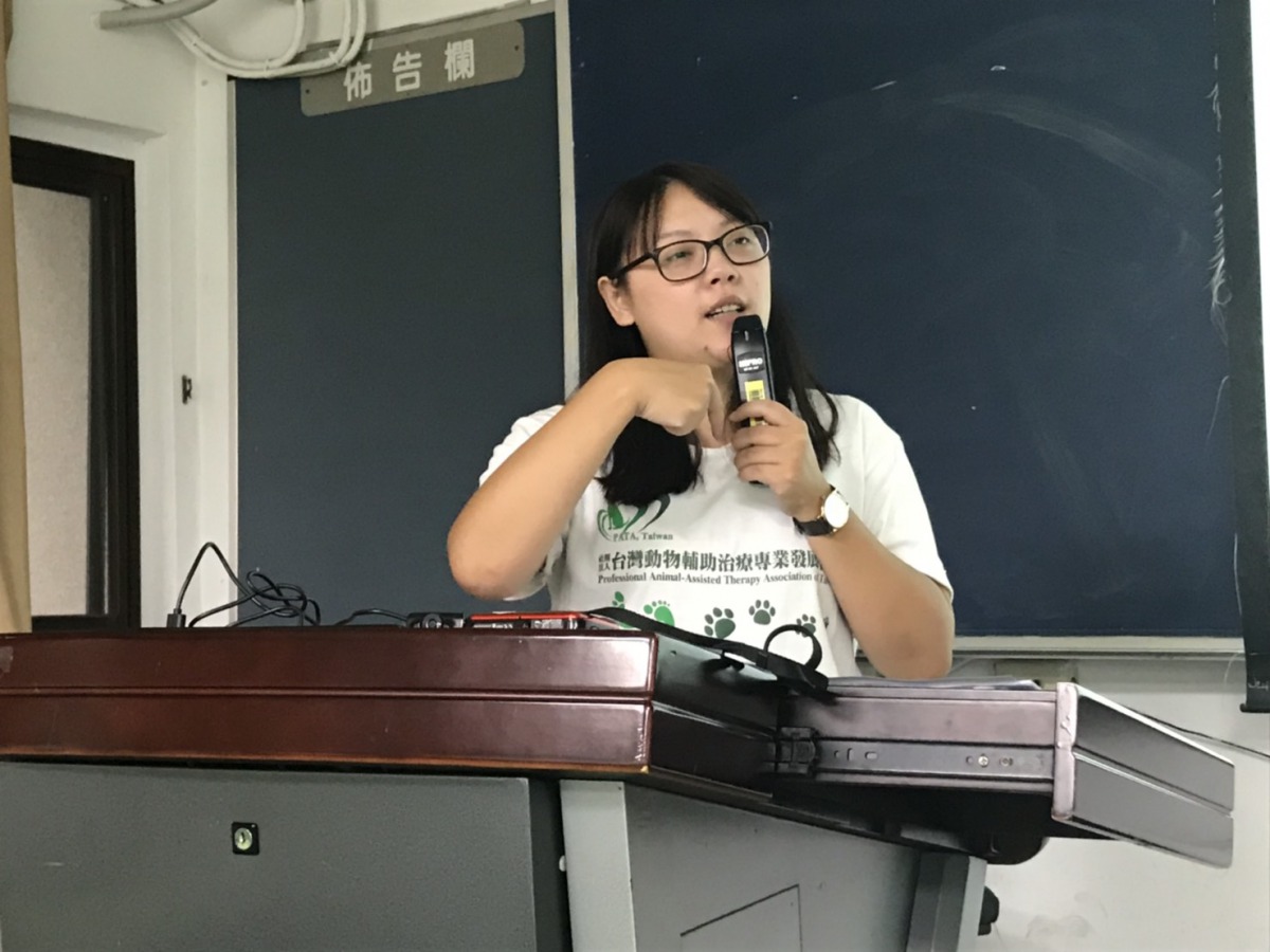 英文老師陳柏涵認為用狗狗的字卡結合課本裡的英文可以讓學生同時輕鬆學英文跟生命教育。 姚崇仁/攝