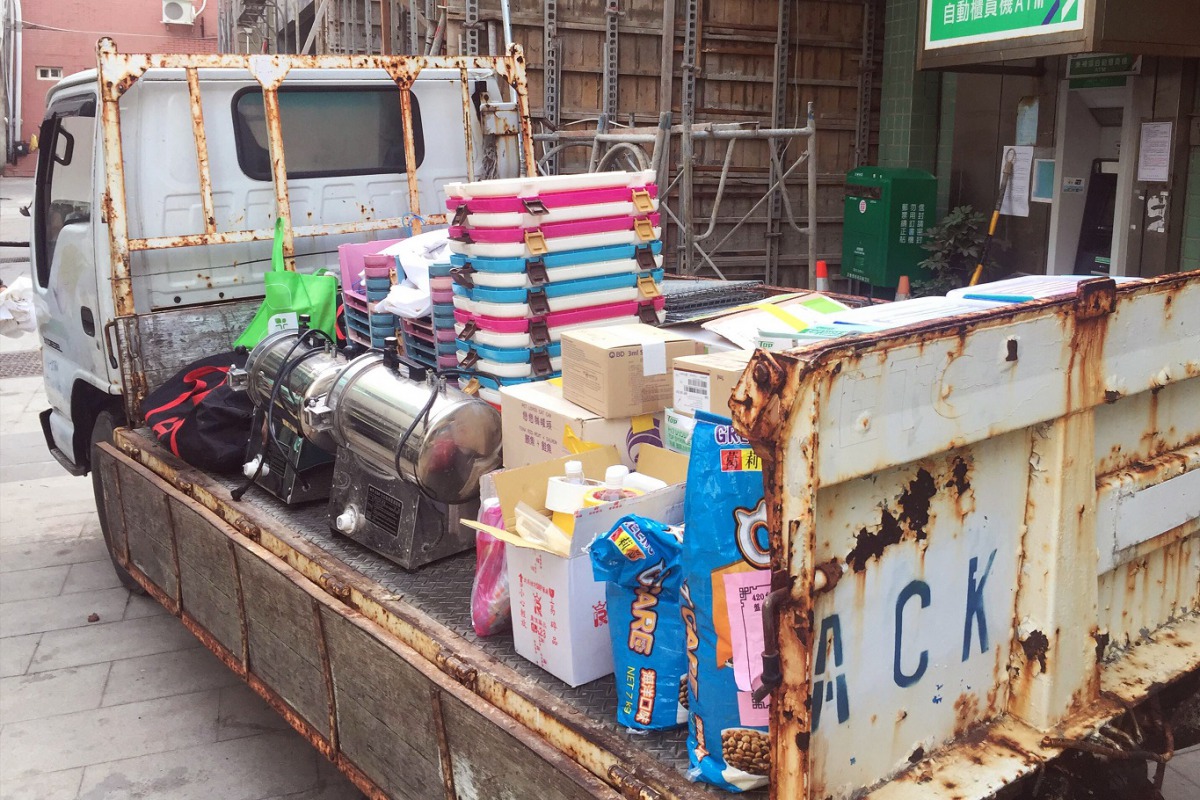 馬祖當地居民熱心提供台灣之心駐紮團隊載運器材。 台灣之心/提供