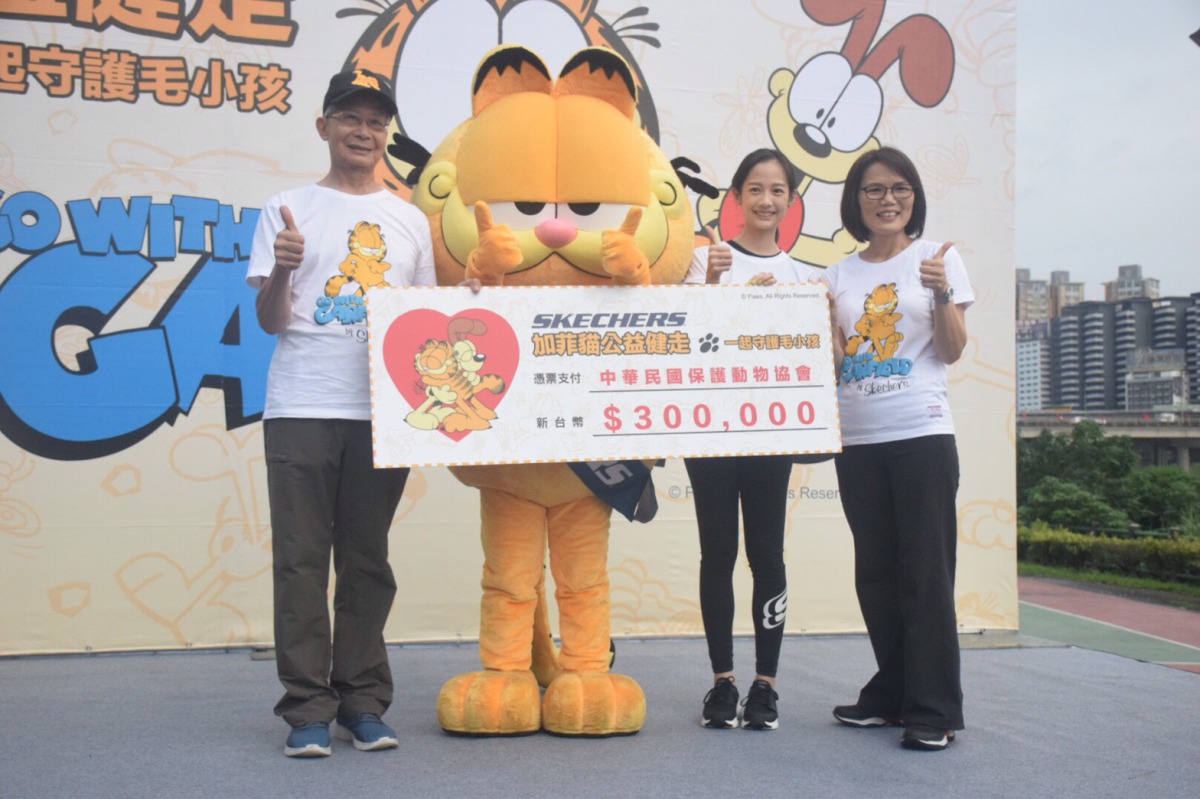 思克威爾公司總經理Meggie(右一)代表捐贈30萬元給APA。 姚崇仁/攝