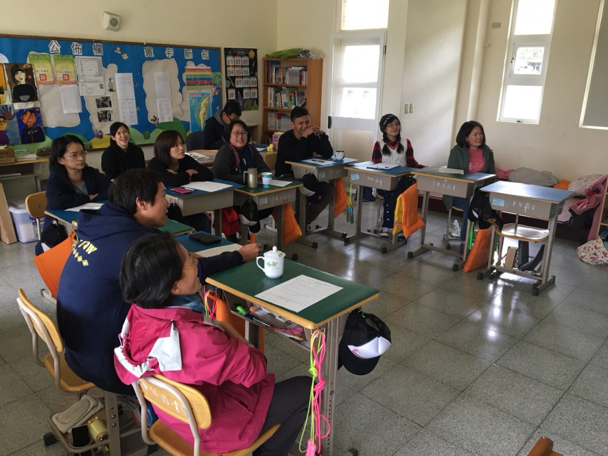 平等國小的老師們回去將會向學童教導生命教育。 台中市動保處/提供