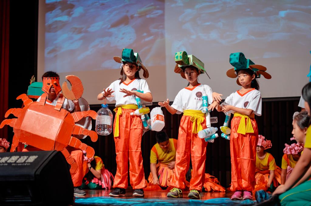 青草國小表演「美麗海底城」。 長榮大學/提供