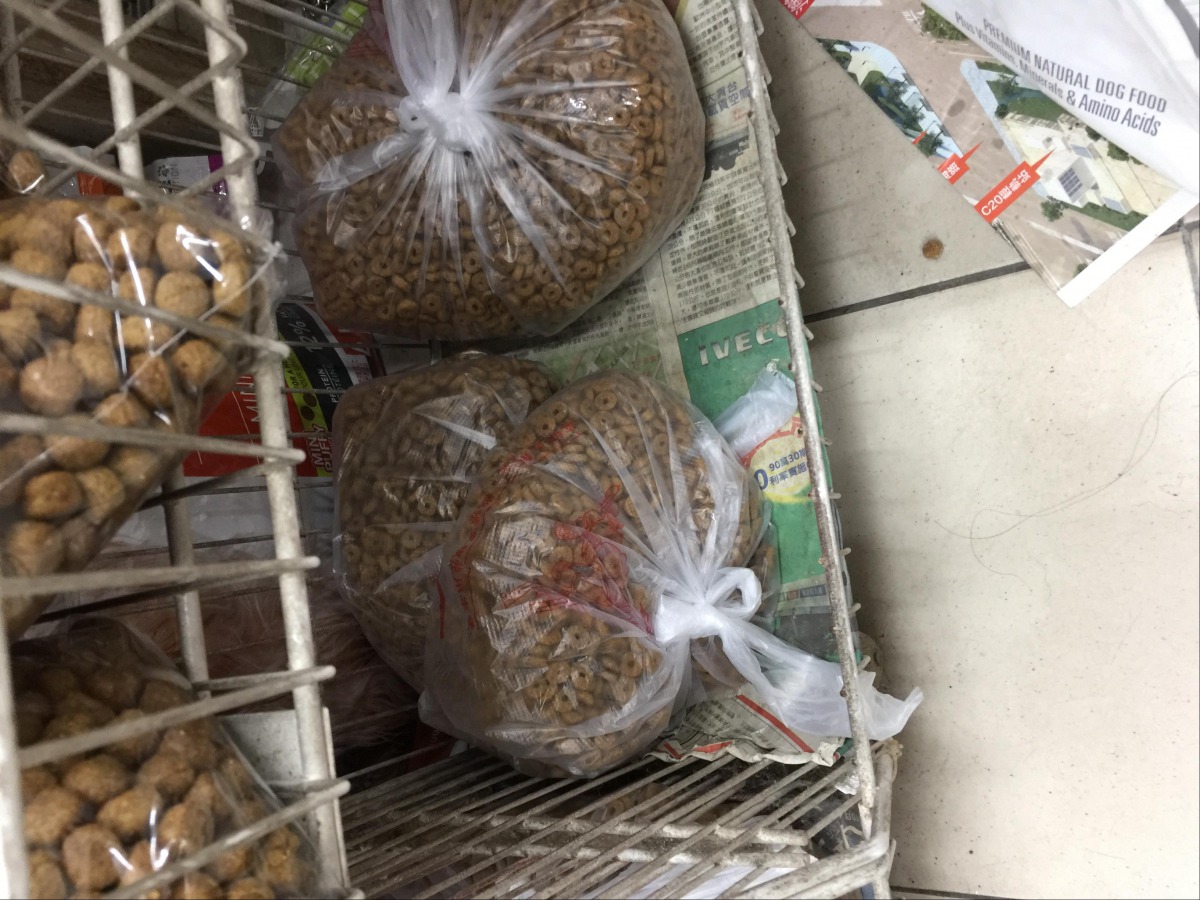 販售寵物食品未依規定在包裝上有清楚標示。 高雄市動保處/提供