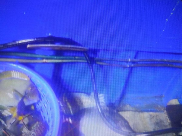 違規漁船上搜到供輸氧氣軟管。海巡署第二岸巡隊/提供