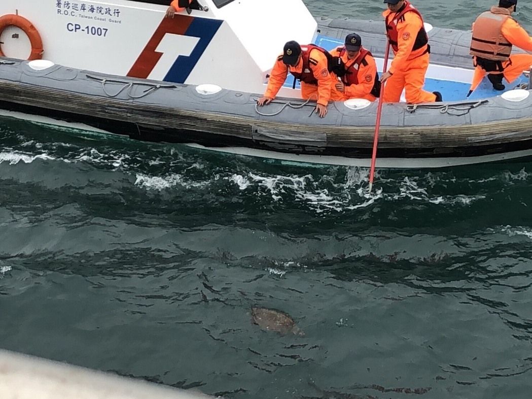 海巡人員獲報後立刻前往現場進行打撈作業。 第11海巡總隊/提供