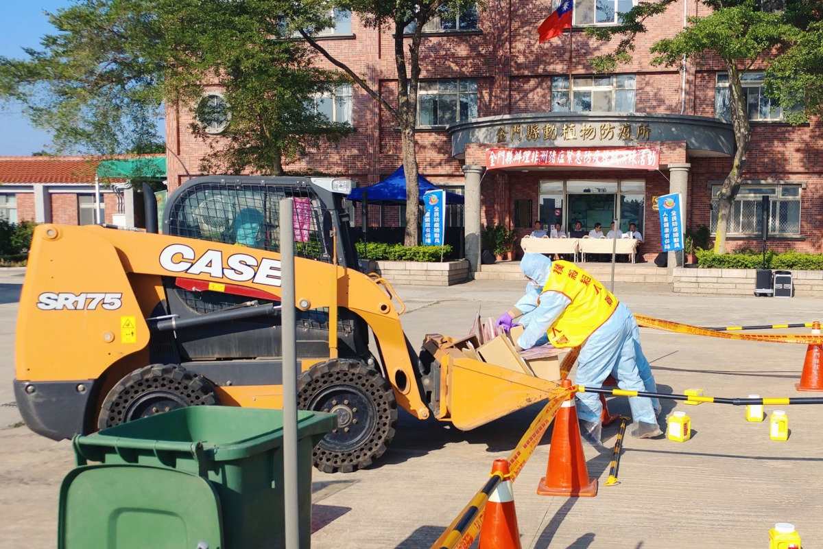 非洲豬瘟緊急防疫模擬演練進行撲殺防疫措施的演習。 金門縣動植物防疫所/提供