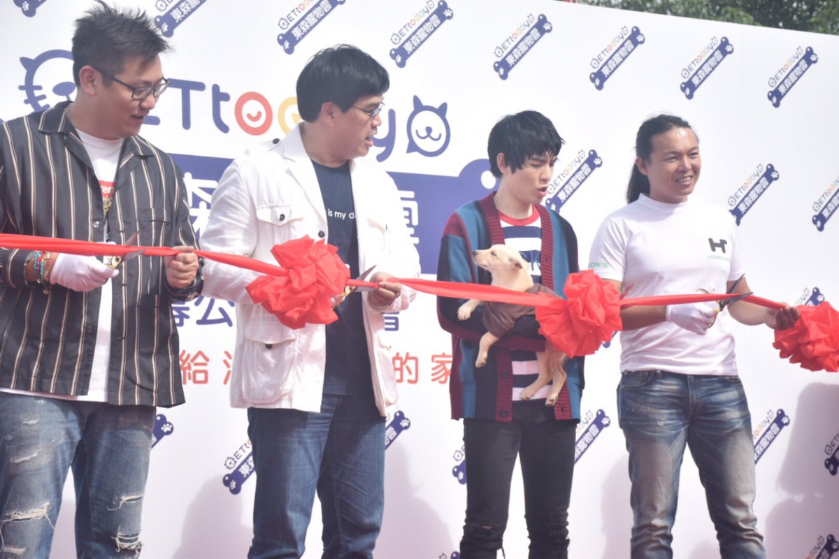 蕭敬騰抱著中華動物福祉國際交流協會的幼犬與貴賓們一起進行剪綵儀式。 姚崇仁/攝