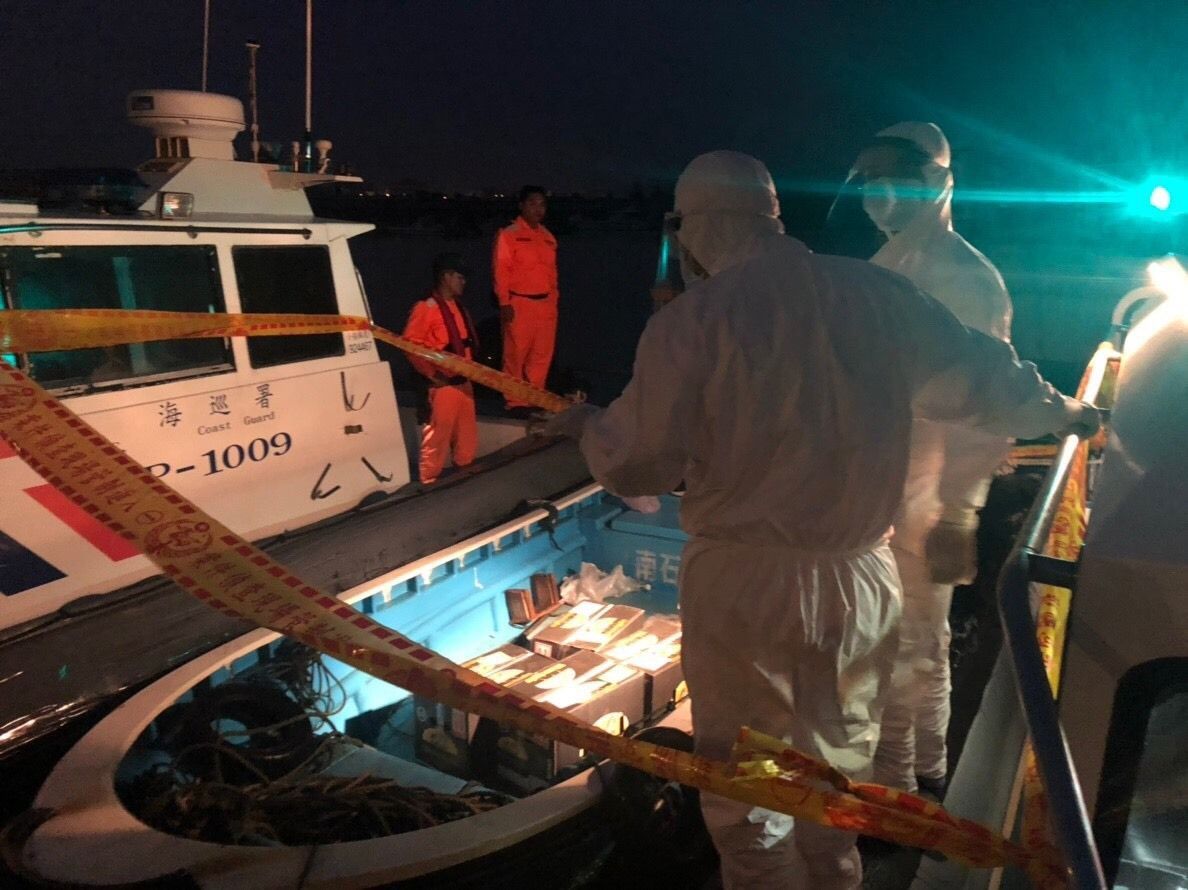岸巡隊在大陸籍漁船查獲5大箱企圖走私到對岸的蜜袋鼯。 金門岸巡隊/提供