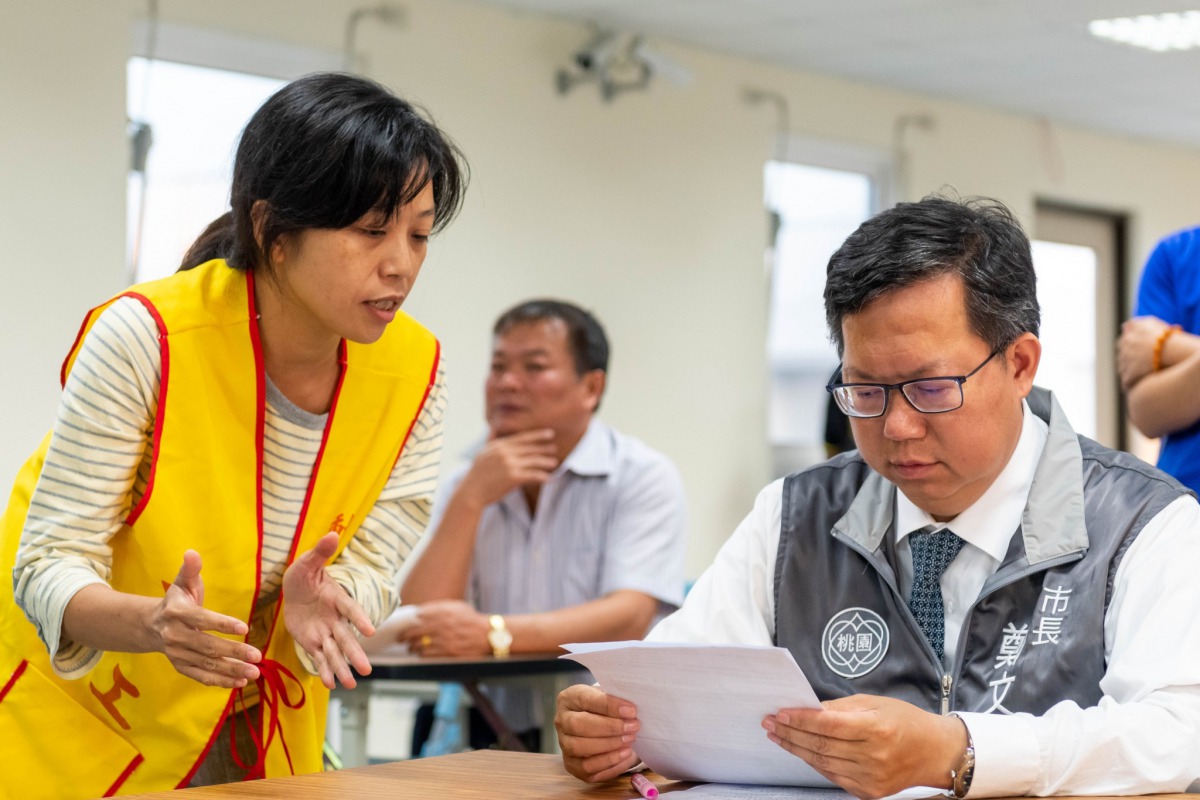 鄭文燦聽取收容所志工建議。 桃園市政府/提供