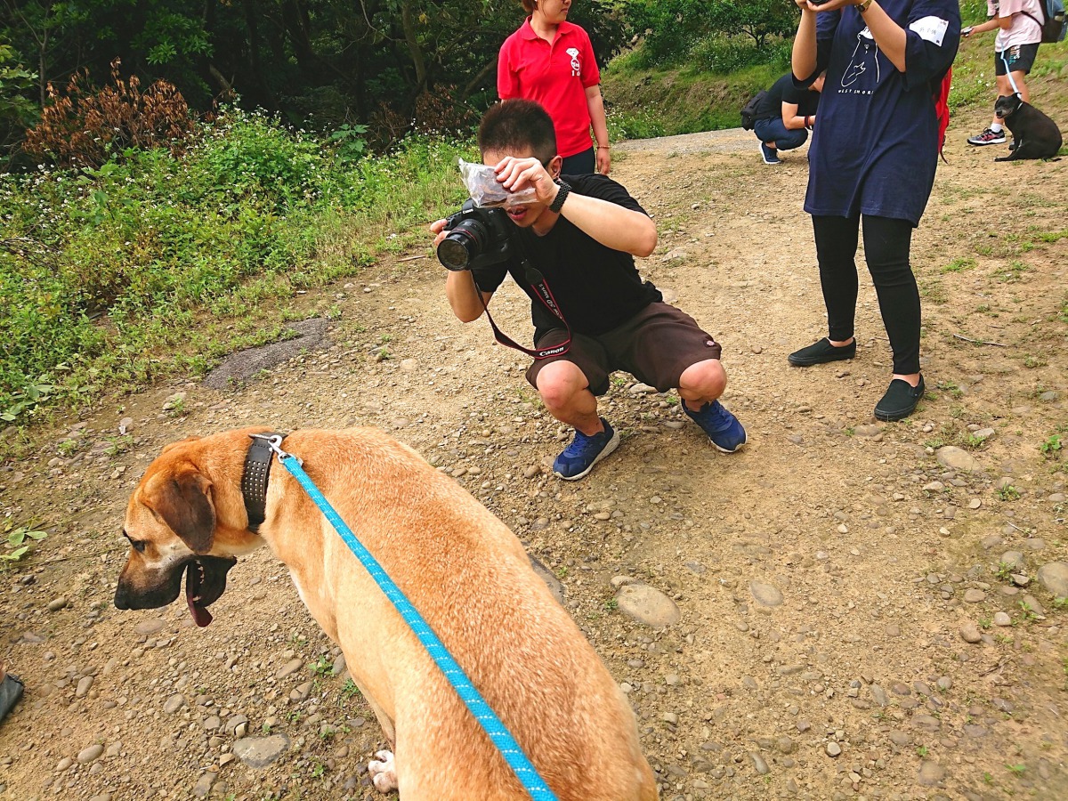 攝影志工利用零食或玩具幫「丹丹」拍照。 APA/提供