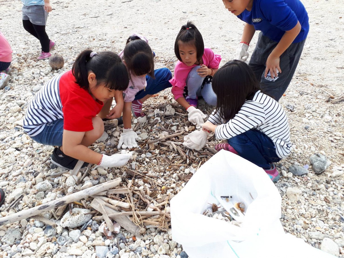 小朋友們一起淨灘。 屏東縣政府/提供