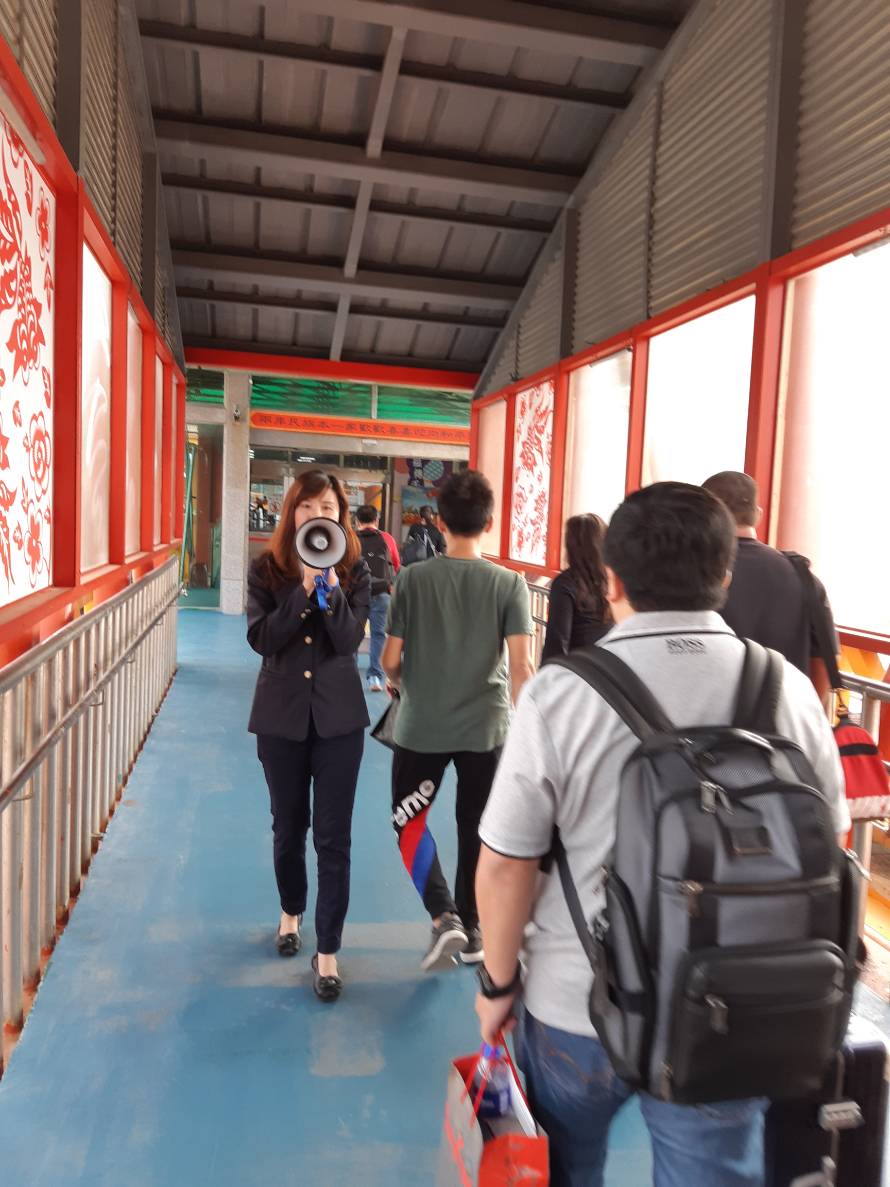 透過大聲公向民眾宣導勿攜帶肉品入境。 防檢局/提供