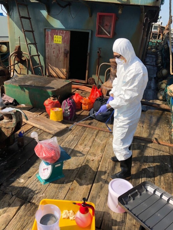 防疫人員仔細消毒越界漁船上的豬肉。新竹海巡隊/提供