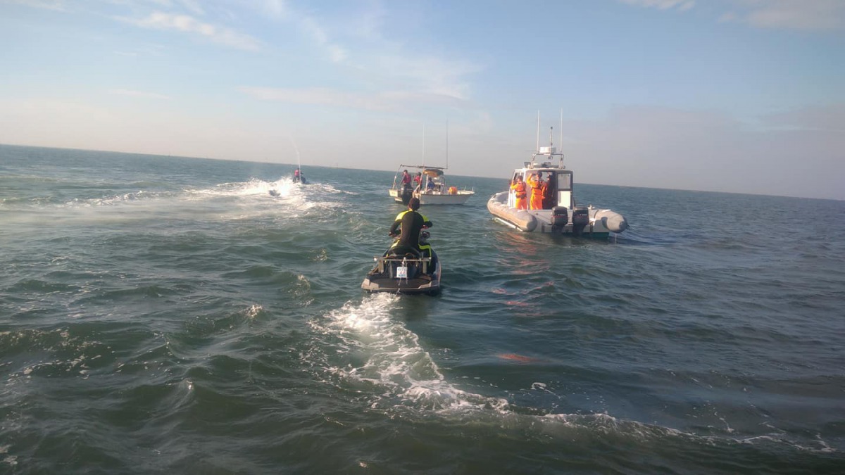 嘉義縣救難協會利用水上摩托車托運鯨豚屍體。成大海洋生物暨鯨豚研究中心/提供