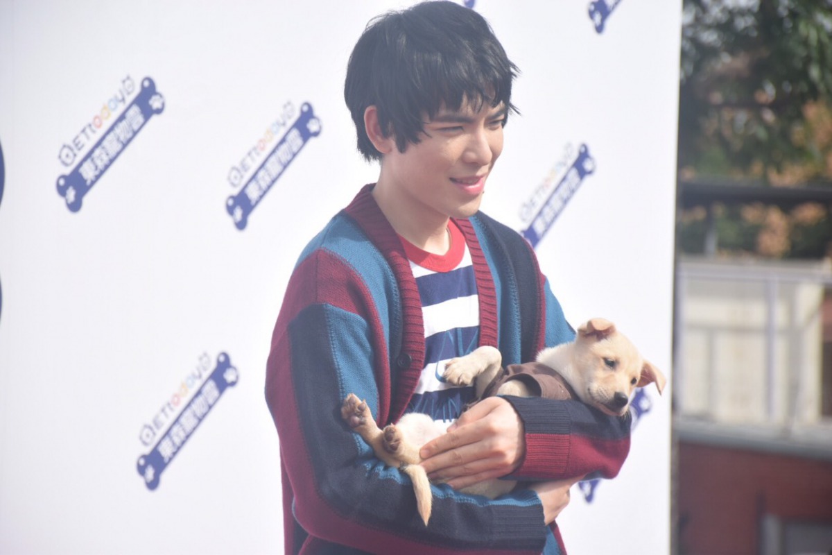 蕭敬騰在東森寵物雲開幕時抱著中華動物福祉國際交流協會要送養的幼犬。 姚崇仁/攝
