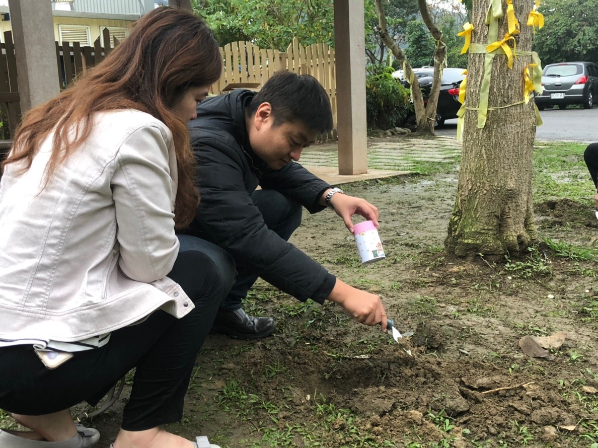 飼主親自將毛小孩骨灰回歸大地。 新北市動保處/提供