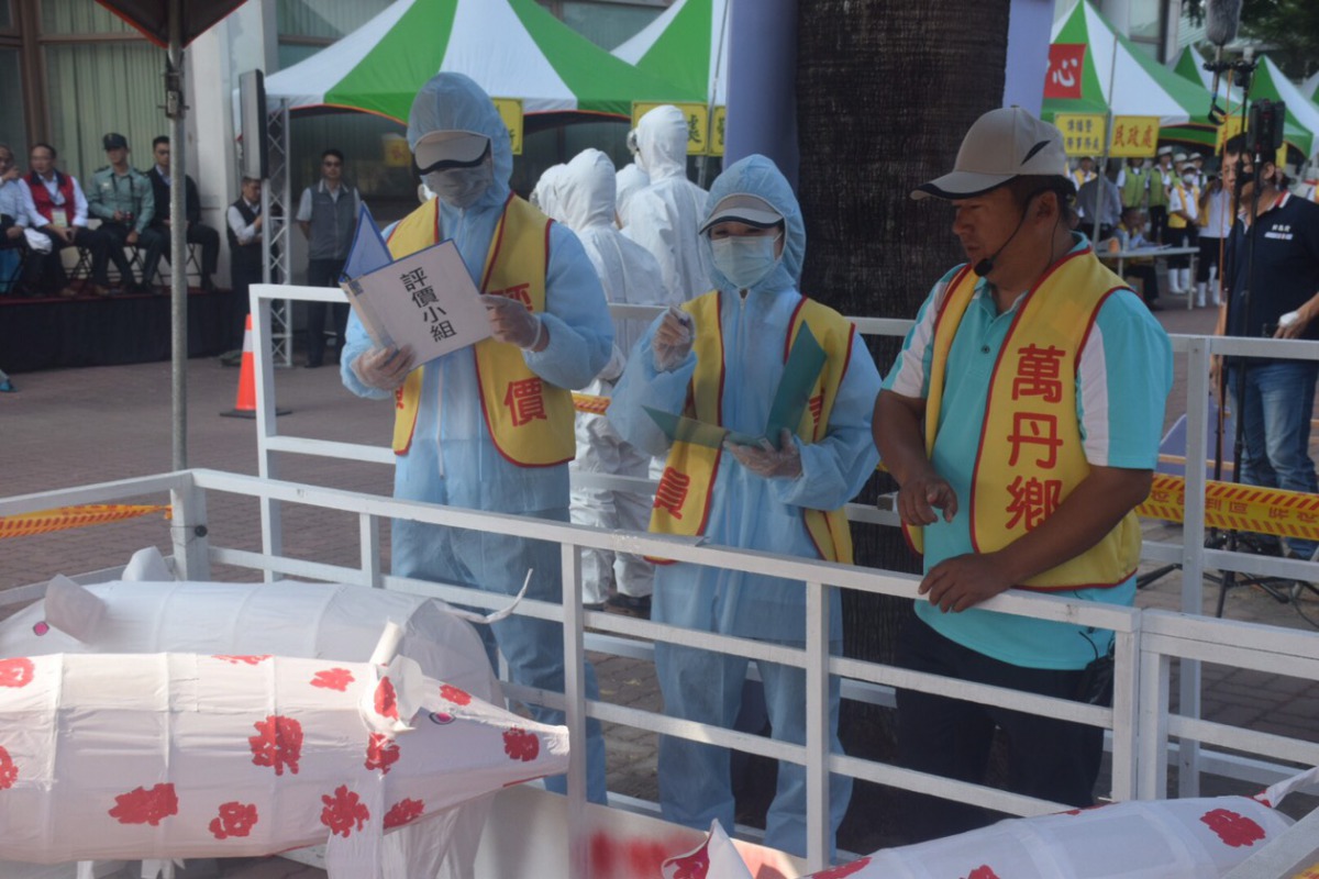 防疫所人員主動發現萬丹鄉養豬場的豬隻有異常。 姚崇仁/攝