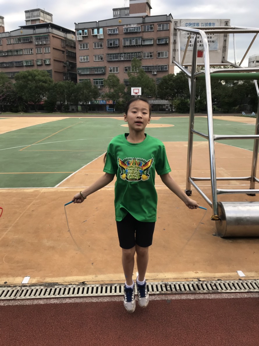 中園國小田徑隊的隊服印有吸蜜鸚鵡圖案。 新北市動保處/提供
