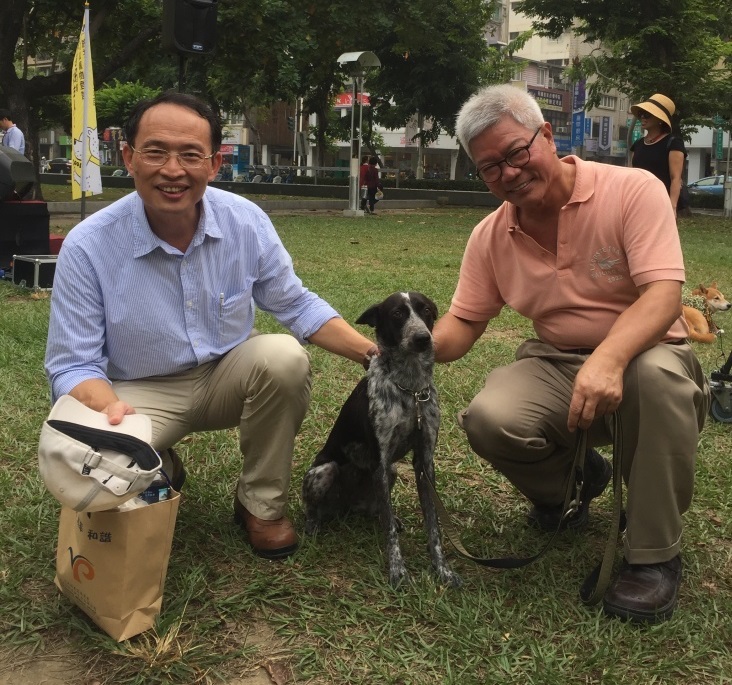 高雄市動保處處長徐榮彬(左)希望替「平平」找到一個新家。 高雄市農業局/提供