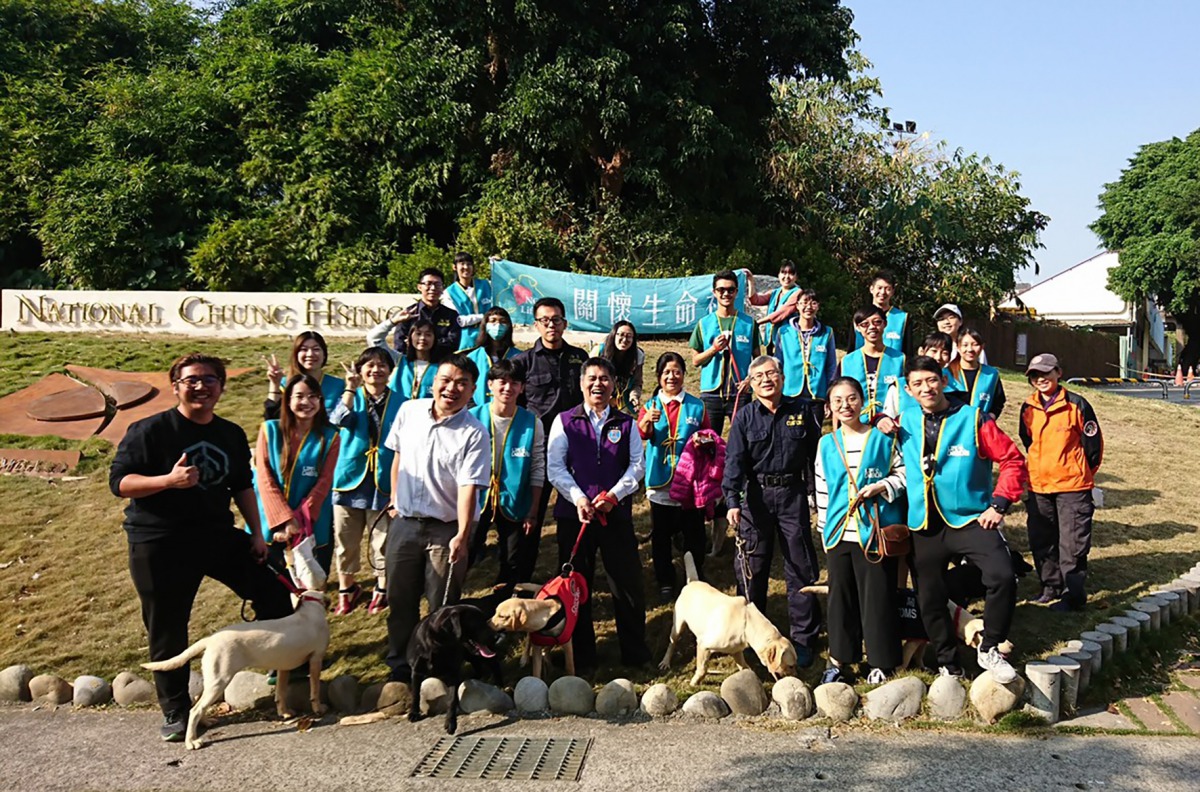 參與緝毒幼犬訓練計畫的學生與海關人員。中興大學關懷生命社/提供