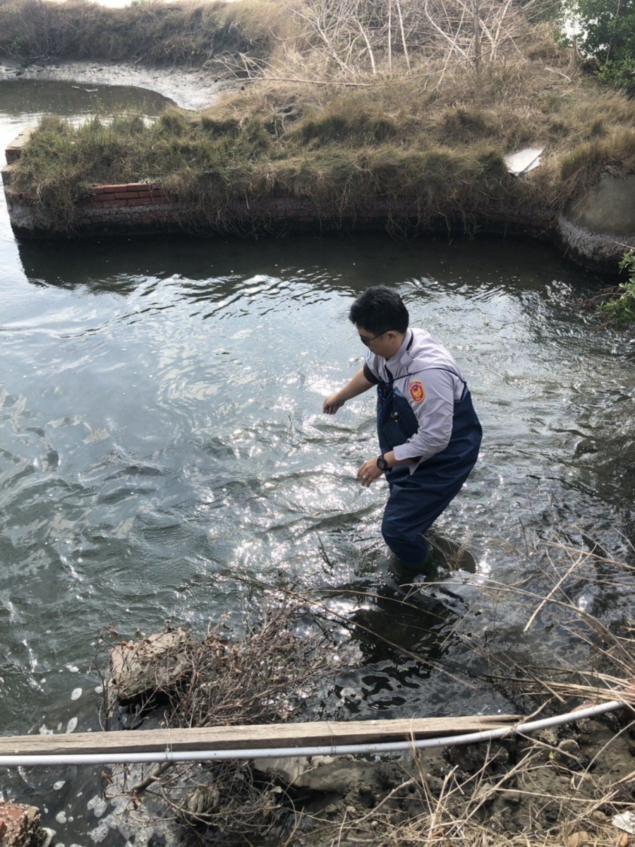 員警涉水拆除違法放置的漁網。保七台江分隊/提供